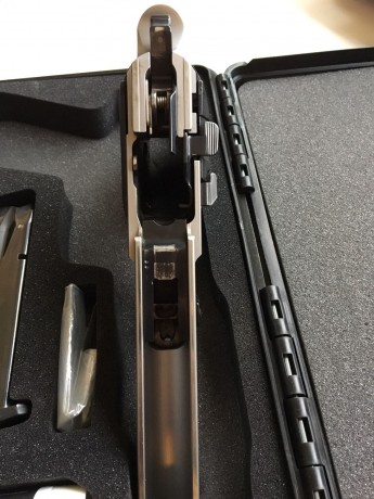Buenas noches,
Un amigo me ha pedido que le ponga a la venta esta pistola,se trata de una SIG SAUER P226 11