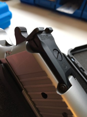 Buenas noches,
Un amigo me ha pedido que le ponga a la venta esta pistola,se trata de una SIG SAUER P226 10