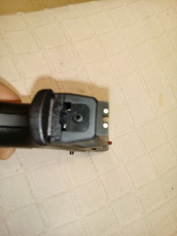 Hola.
La pistola está en Barcelona, se vende por no usarla.
Tiene el disparador afinado, fibra roja en 00