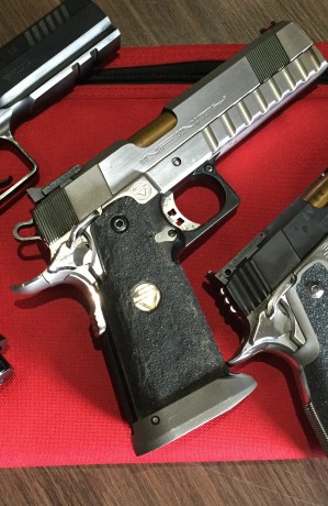 Hola,

vendo pistola Infinity del calibre 40 y un cañón del 9mm. Además incluyo varios cargadores.

La 00