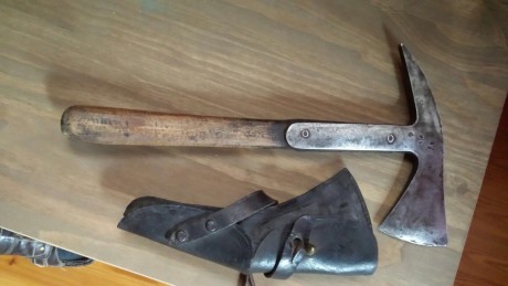 Un compañero, me ha pedido que ponga a la venta esta pieza.

 Se trata de una Hacha-pico, que por la procedencia 00