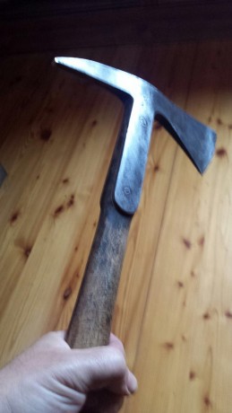 Un compañero, me ha pedido que ponga a la venta esta pieza.

 Se trata de una Hacha-pico, que por la procedencia 10