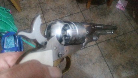 vendo colt navi inox de 8 pulgadas 
calibre 44 (0.451) vendo por no usar
chimeneas nuevas 30 disparos
lo 01