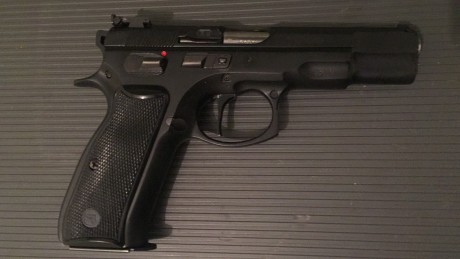 Hola, vendo CZ 85 combat con dos cargadores funda de extracción rapida y grip hogue. Tambien tiene gatillo 02