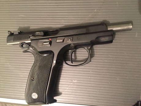 Hola, vendo CZ 85 combat con dos cargadores funda de extracción rapida y grip hogue. Tambien tiene gatillo 01
