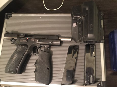 Hola, vendo CZ 85 combat con dos cargadores funda de extracción rapida y grip hogue. Tambien tiene gatillo 11