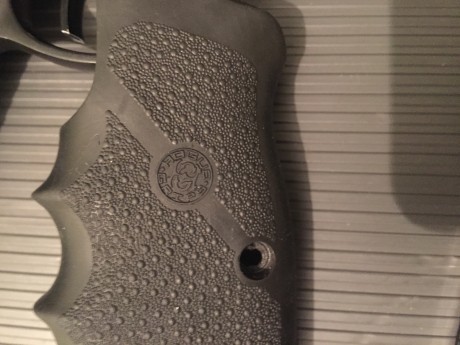 Hola, vendo CZ 85 combat con dos cargadores funda de extracción rapida y grip hogue. Tambien tiene gatillo 10