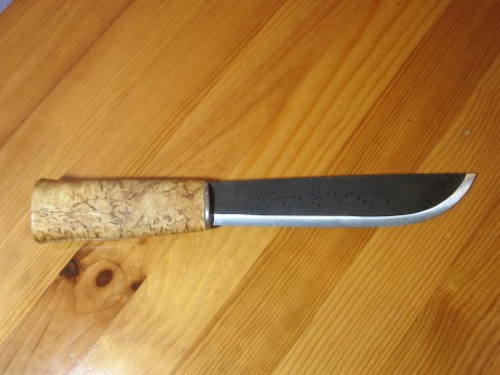 Hola. Vendo este extraordinario cuchillo Finlandés, Acero al carbono, 195mm de hoja, 6mm de espesor y 01