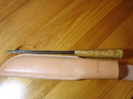 Hola. Vendo este extraordinario cuchillo Finlandés, Acero al carbono, 195mm de hoja, 6mm de espesor y 10