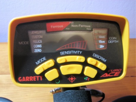 Hola. Vendo detector de metales, de reestreno, con todos los accesorios, salió dos veces al campo. Plato 01