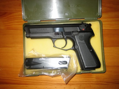 Hola. Vendo llama M82, muy buen estado, dos cargadores de 15 disparos, caja  y libro de instrucciones 02