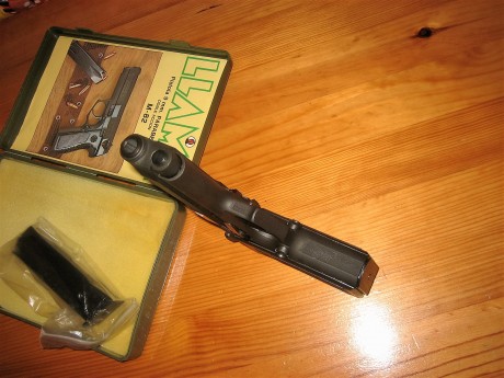 Hola. Vendo llama M82, muy buen estado, dos cargadores de 15 disparos, caja  y libro de instrucciones 20