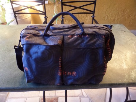 BOLSA DEPORTIVA  Y GAFAS DE TIRO  MARCA BERETTA CON MUY POCO USO
PRECIO 50 €
GASTOS DE ENVÍO A CARGO DEL 02