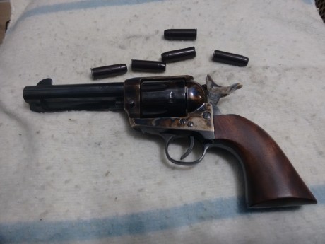 Hola vendo revólver marca Pietta calibre 45 LC...actualmente guiado en AE... el motivo de la venta es 01