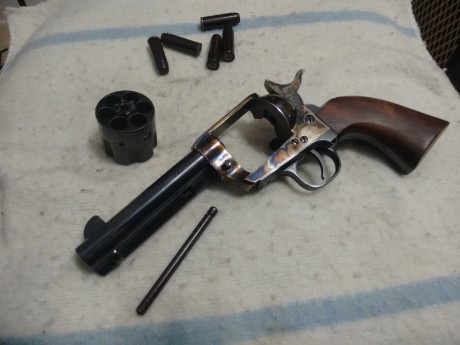 Hola vendo revólver marca Pietta calibre 45 LC...actualmente guiado en AE... el motivo de la venta es 00