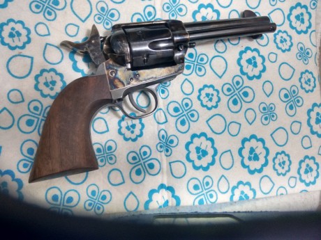 Hola vendo revólver marca Pietta calibre 45 LC...actualmente guiado en AE... el motivo de la venta es 11