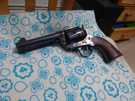 Hola vendo revólver marca Pietta calibre 45 LC...actualmente guiado en AE... el motivo de la venta es 10