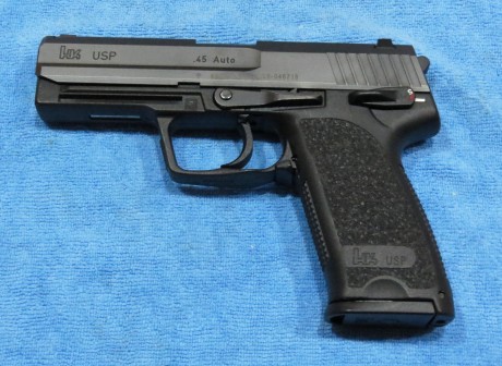Vendo pistola HK USP calibre 45,guiada con licencia F,está en un estado escelente y con muy pocos tiros,se 01