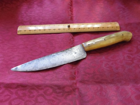 Me he agenciado este cuchillo utilitario de cocina (creo) que tiene sus años.
Mango de cuerna que estaba 02