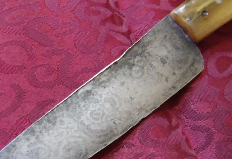 Me he agenciado este cuchillo utilitario de cocina (creo) que tiene sus años.
Mango de cuerna que estaba 01
