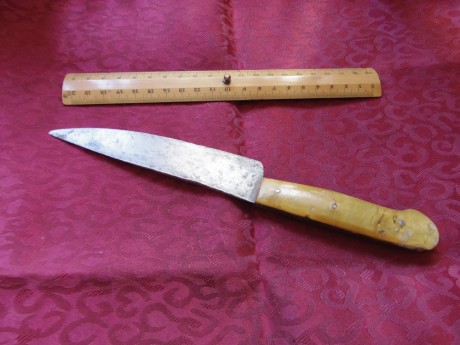 Me he agenciado este cuchillo utilitario de cocina (creo) que tiene sus años.
Mango de cuerna que estaba 00