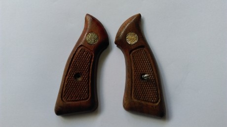 Vendo revolver Smith Wesson 2" 38 special, modelo 37 AIRWEIGHT, en perfecto estado, con dos cachas. 72