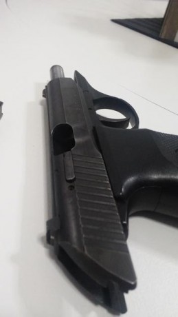 Un amigo vende su Sig Sauer P230 de 9x17 mm. Con dos cargadores y su caja original.También regala un par 02