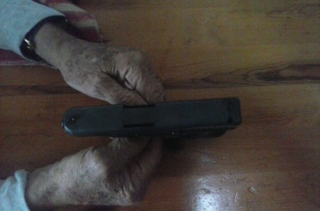 Hola compañeros, 
Poseo una Block 26, solamente estrenada y preparada con el sistema de disparo para el 02