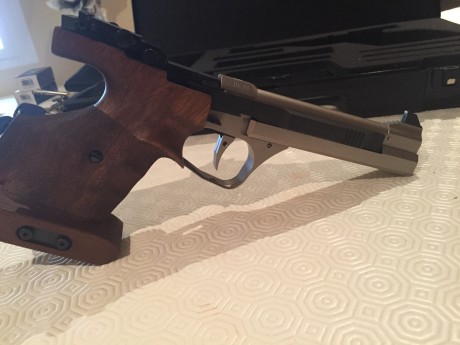 Vendo pistola feinwerkbau aw93 en su estuche original 2 cargadores  en muy buen estado, vendo por cambio 01
