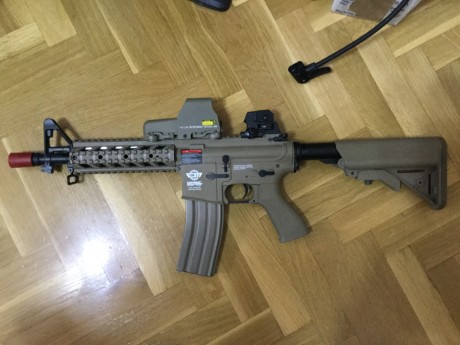 Vendo esta replica por no usar  caprichos que compra uno y no usa 
Me costó 250€ adjunto visor y dos bolsas 00