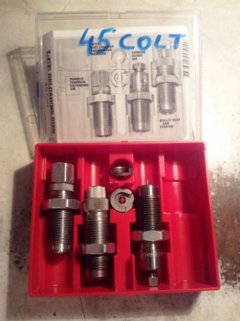 Un amigo vende este precioso revolver Pietta en calibre .45 LC.
Se incluyen díes marca Lee.
Guiado en 00