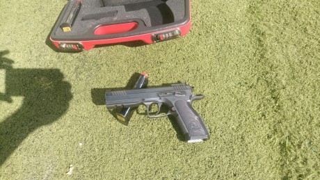 Hola a todos vendo este arma que le cambie a un compañero. La probe con un cargador y no he vuelto a cogerla.
Era 02
