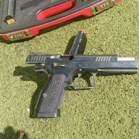 Hola a todos vendo este arma que le cambie a un compañero. La probe con un cargador y no he vuelto a cogerla.
Era 01