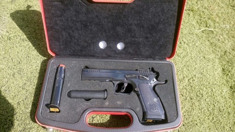 Hola a todos vendo este arma que le cambie a un compañero. La probe con un cargador y no he vuelto a cogerla.
Era 21
