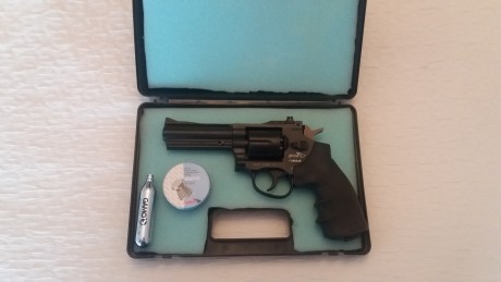 IMPECABLE estado, incluye maletín, bombona co2 y 100 balines. 50 euros, gastos de envio compartidos. 02