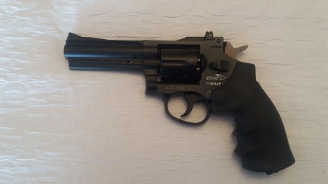 IMPECABLE estado, incluye maletín, bombona co2 y 100 balines. 50 euros, gastos de envio compartidos. 01