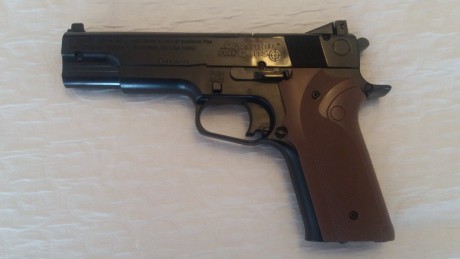 IMPECABLE estado,  réplica Smith&Wesson 1006, para  coleccionistas, incluye estuche, bombona de co2 01