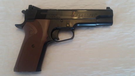 IMPECABLE estado,  réplica Smith&Wesson 1006, para  coleccionistas, incluye estuche, bombona de co2 00