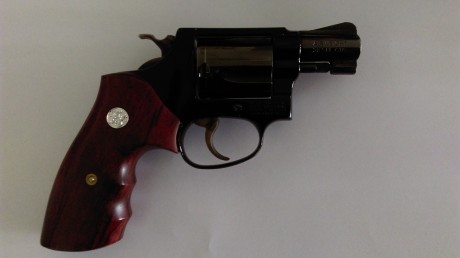 Vendo revolver Smith Wesson 2" 38 special, modelo 37 AIRWEIGHT, en perfecto estado, con dos cachas. 01