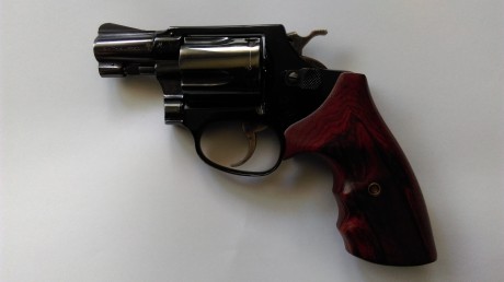 Vendo revolver Smith Wesson 2" 38 special, modelo 37 AIRWEIGHT, en perfecto estado, con dos cachas. 00