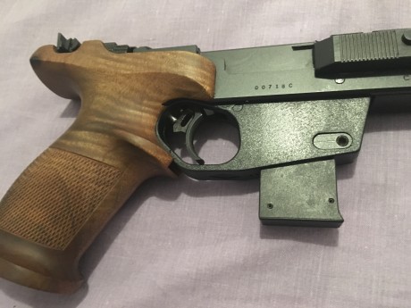 La pistola está completamente nueva habrá hecho 410 o 12 tiradas, se puede ver y probar sin compromiso, 02