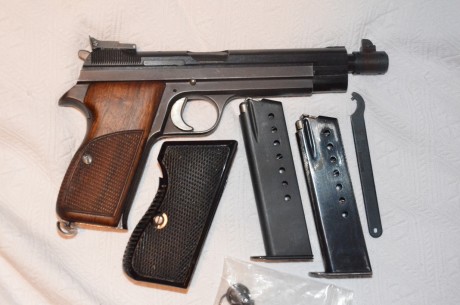 Se vende SIG P210-5 de 6" con dos cargadores, herramienta de desmontaje y dos cachas.
Superprecisa,

Rebajada 01
