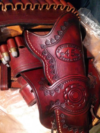 Vendo revolver Pietta calibre 45 replica de Colt pacemaker 1873, prácticamente nuevo, no ha sido casi 00