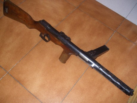Hola. Hace tiempo me regalaron una joya. Se trata de un albun de cromos de armas que es una pasada. No 40