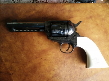 Vendo revolver Pietta calibre 45 replica de Colt pacemaker 1873, prácticamente nuevo, no ha sido casi 00