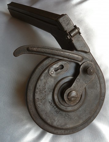 Buenas, pongo a la venta cargador de tambor para Luger original de la WWI. 

Se trata de un modelo 2 (1°tipo) 02