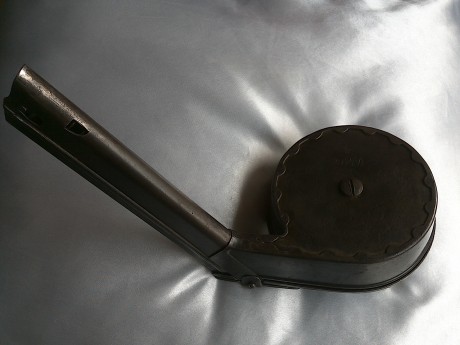 Buenas, pongo a la venta cargador de tambor para Luger original de la WWI. 

Se trata de un modelo 2 (1°tipo) 01