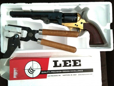 Vendo este revolver, es un regalo que no se adapta a mis necesidades. Se acompaña de turquesa Lee de dos 02