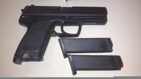 Hola a todos pongo a la venta HK 9MM Parabellum modelo USP, con dos cargadores y maletín, está guiada 00