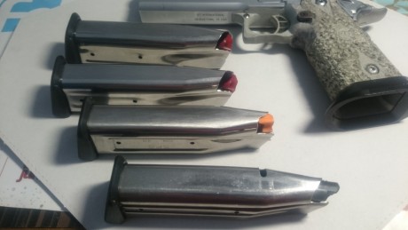 Un amigo me ha pedido que le ponga en venta en este foro una STI modelo EXECUTIVE, calibre .40. El arma 01